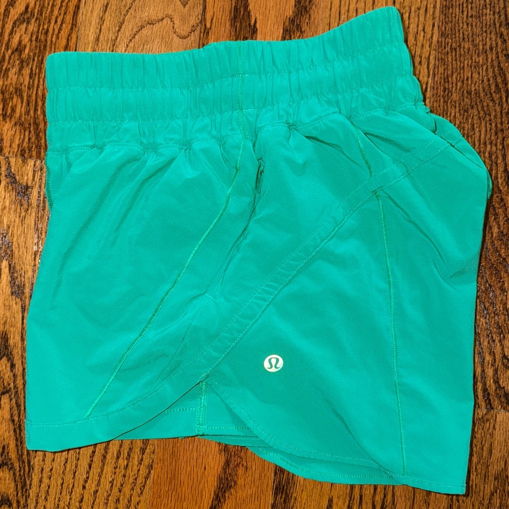 🍋 Lululemon Tracker Shorts 💚 Size 2 - Green